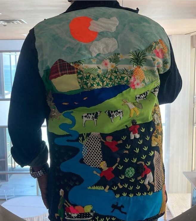Mujer vistiendo una camisa con estampado gráfico y pantalones ajustados