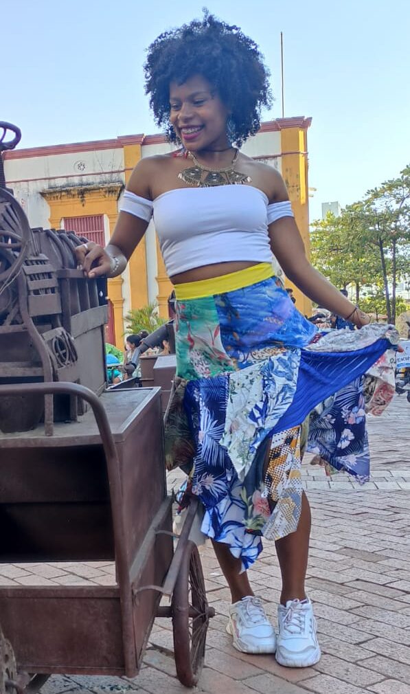 Joven con falda larga de diseño urbano tropical elegante tejida a mano